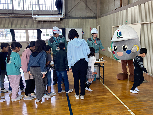 お見送りするミッチーくん